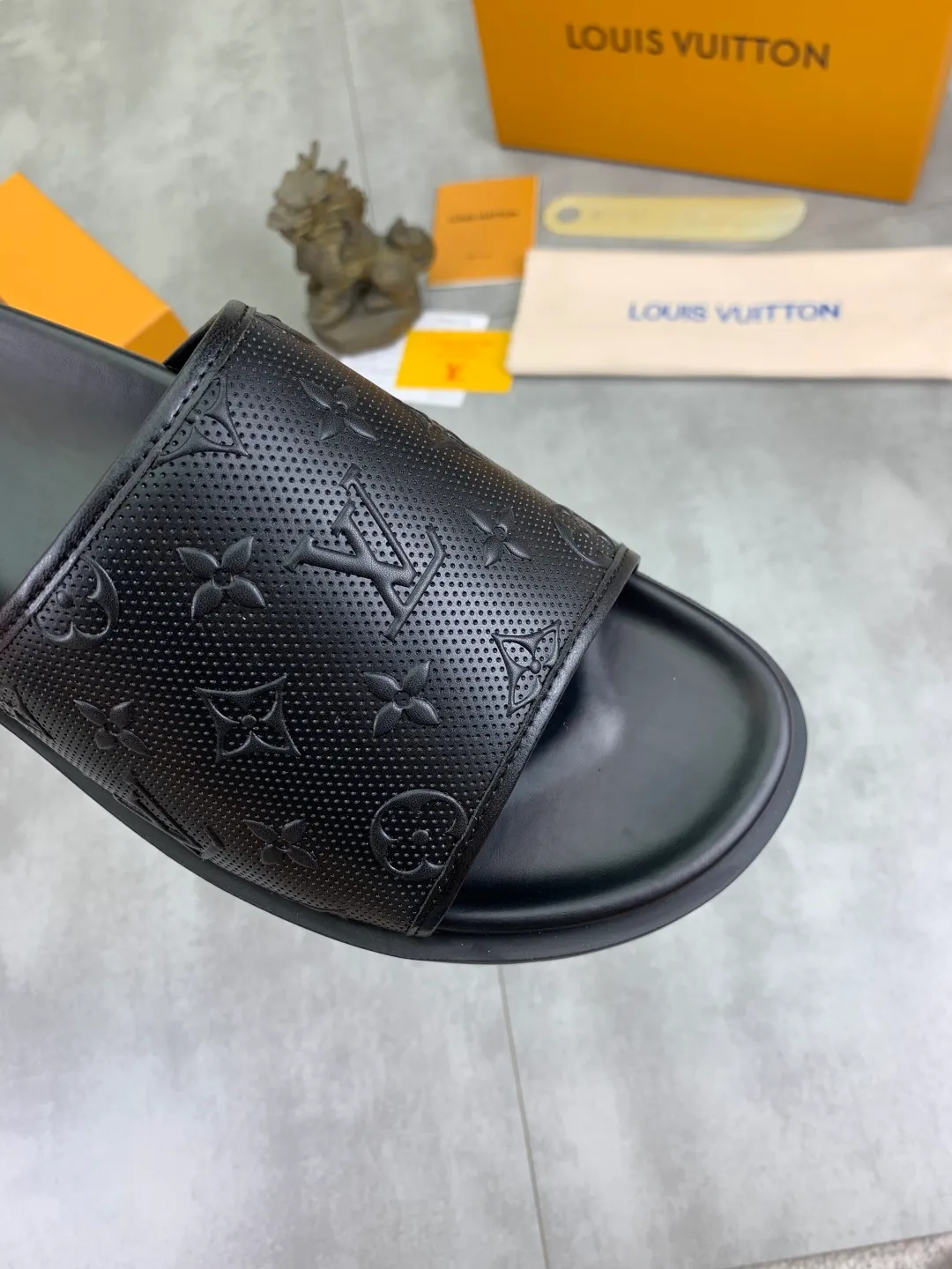 Men's shoes 💰P300💰【New style】🆘 Original quality 【LOUIS VUITTON】The popular Louis Vuitton LV men's slippers on the official website are on sale simultaneously! Original fabric imported from Italy, original factory special supply, code number: 38-44 (45 customized), many colors available